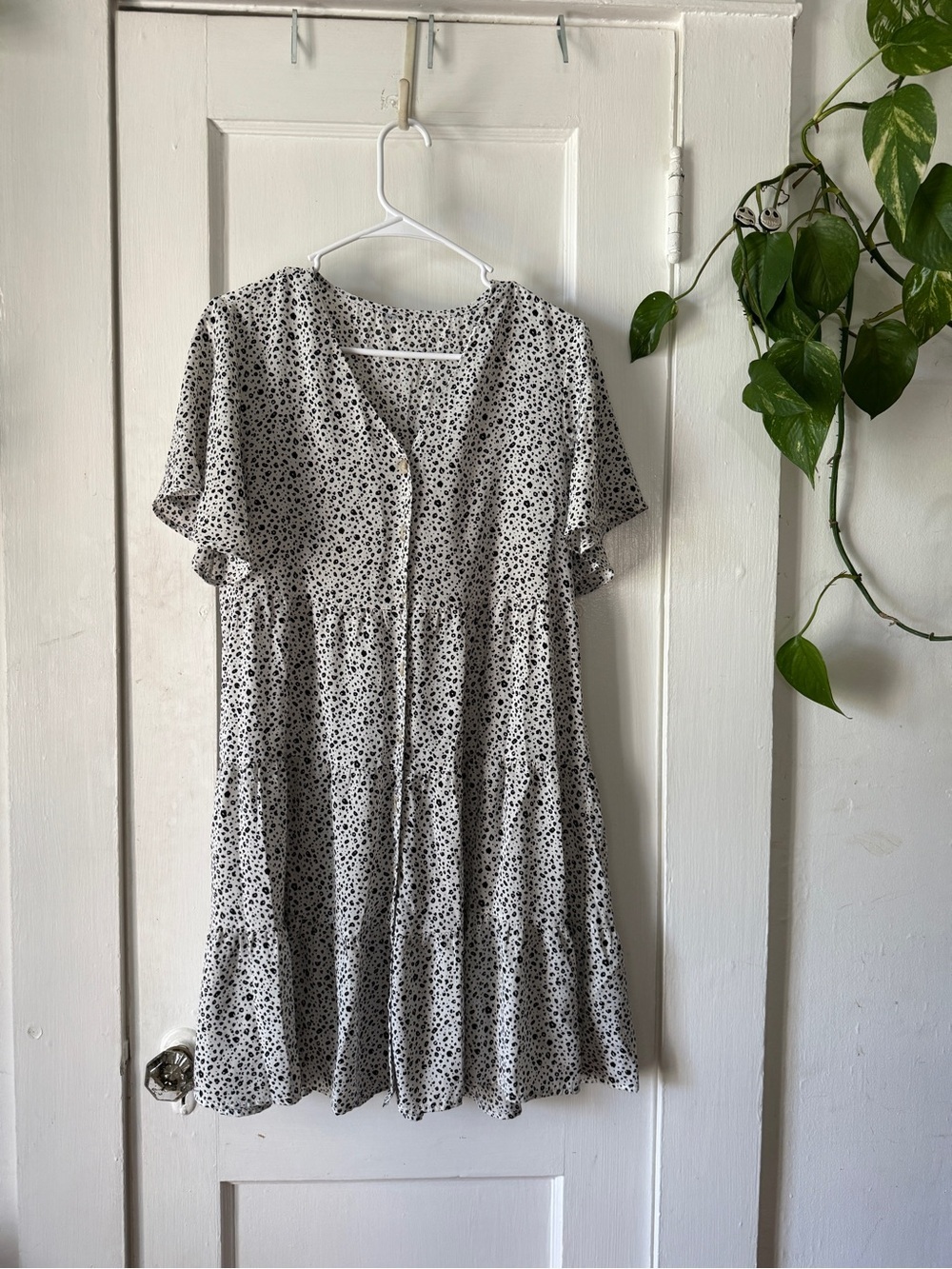 Women's Black & White leopard size M Tiered Button-Front Dress